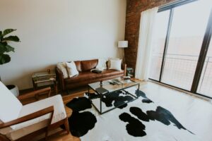 Salon élégant et lumineux d’un appartement moderne, illustrant les critères essentiels à vérifier avant un achat immobilier : luminosité, agencement et matériaux de qualité.