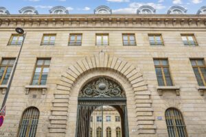 Façade d’un immeuble historique en copropriété, idéal pour un achat immobilier dans un cadre prestigieux au cœur de Paris.