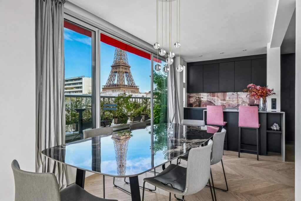 Appartement en dernier étage avec vue sur la tour Eiffel, Paris 15e Champ-de-Mars